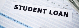 Aprende cómo funciona un préstamo estudiantil, cómo se calculan los intereses y cuánto terminarías pagando antes de firmar.
