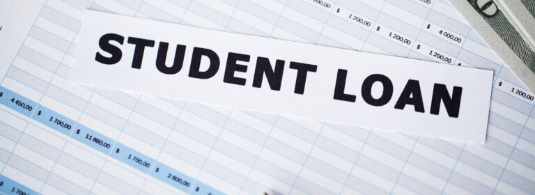 Aprende cómo funciona un préstamo estudiantil, cómo se calculan los intereses y cuánto terminarías pagando antes de firmar.