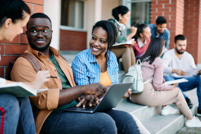 Descubre cómo mantener una beca universitaria cumpliendo requisitos académicos y administrativos sin poner en riesgo tu apoyo financiero.